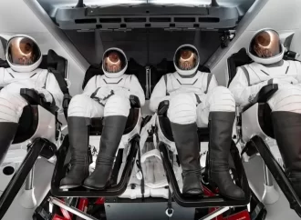 SpaceX 展示舱外活动航天服：采用新材料及关节设计，头盔配备HUD